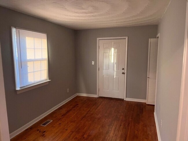 Building Photo - Welcome to this fully rehabbed 3-bedroom, ...