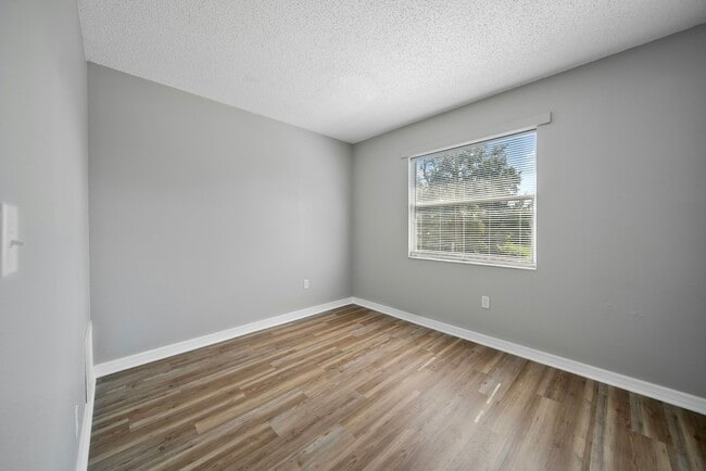 Building Photo - 714 E Floribraska Ave