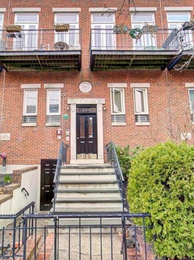 Building Photo - 224 Monroe St