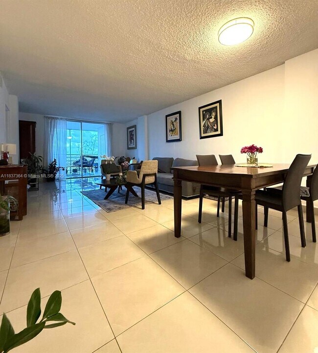 Foto del edificio - 3660 NE 166th St