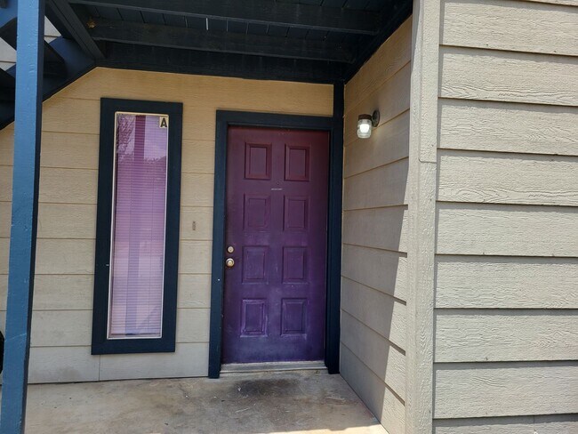 Building Photo - College Station - 2 bedroom /1.5 bath four...