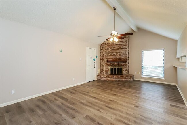 Foto del edificio - 2118 Maple Cir