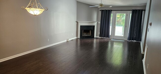 Foto del edificio - Darling 2br 2ba One Level Living Townhome ...