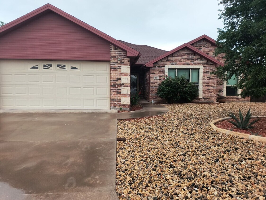 Foto principal - Elegant 3 bedroom, 2 bath home 4 minutes f...