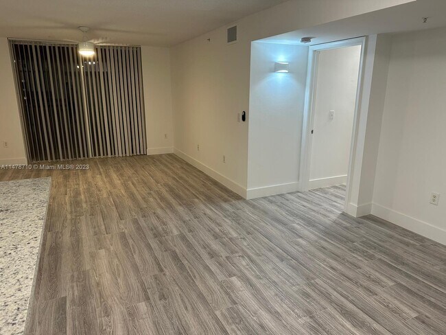 Foto del edificio - 4812 N State Road 7