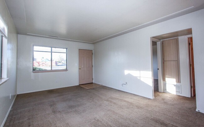 Foto del edificio - 8040 E Lakeshore Dr