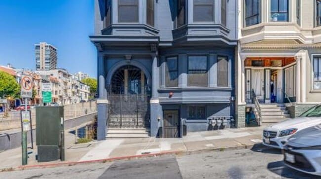 Building Photo - Open to midterm renters!Updated spacious c...