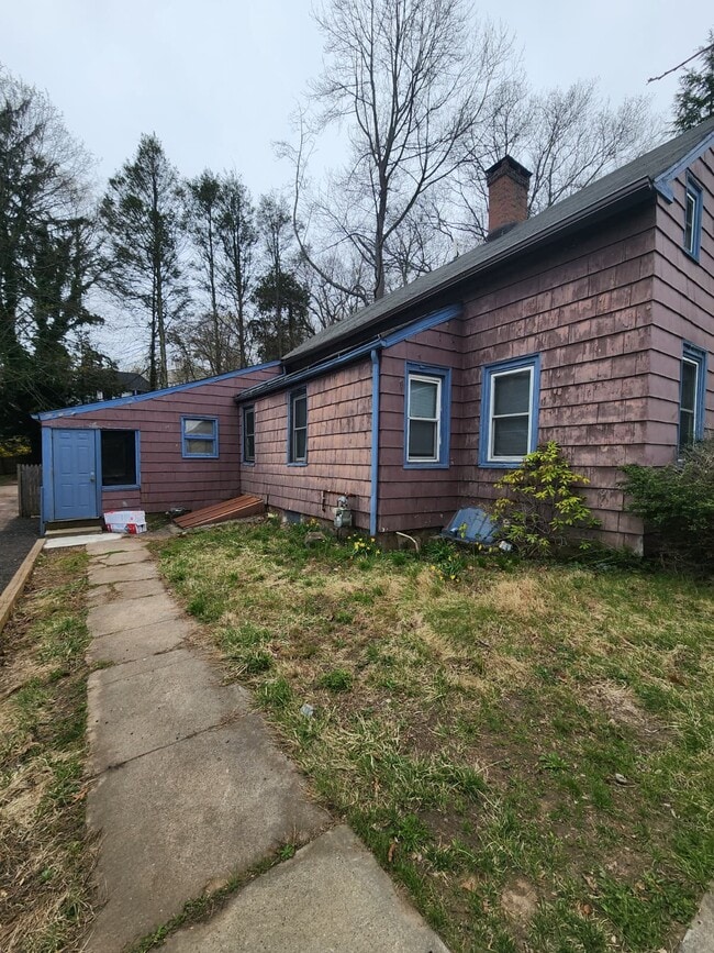 Building Photo - 300 W Elm St