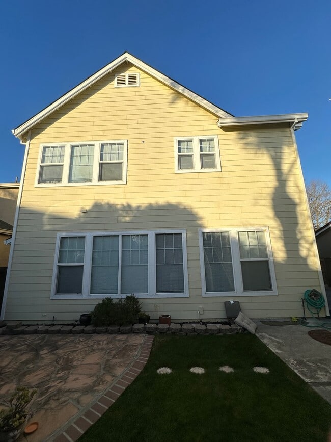 Building Photo - 397 Raven Way