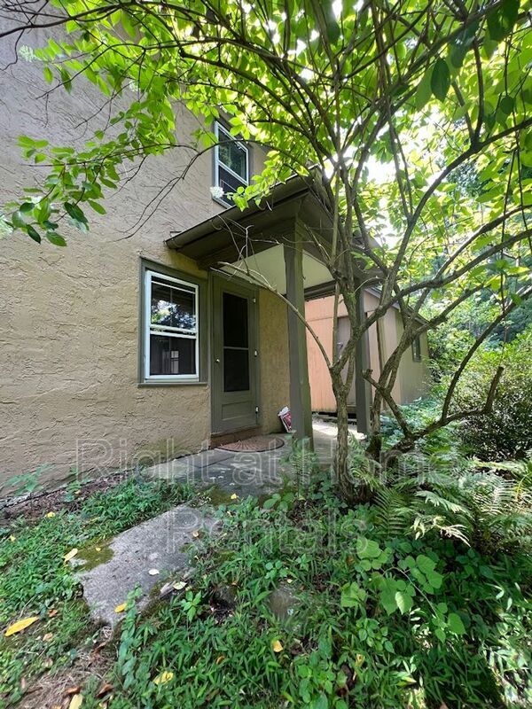 Building Photo - 1486 River Rd