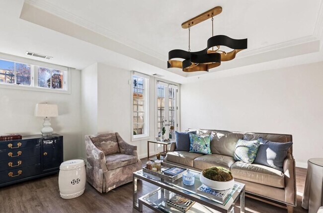 Foto del edificio - Georgetown Style with Garage PARKING