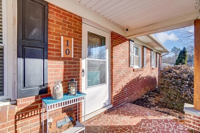 Building Photo - 10 Spruce Pine Dr