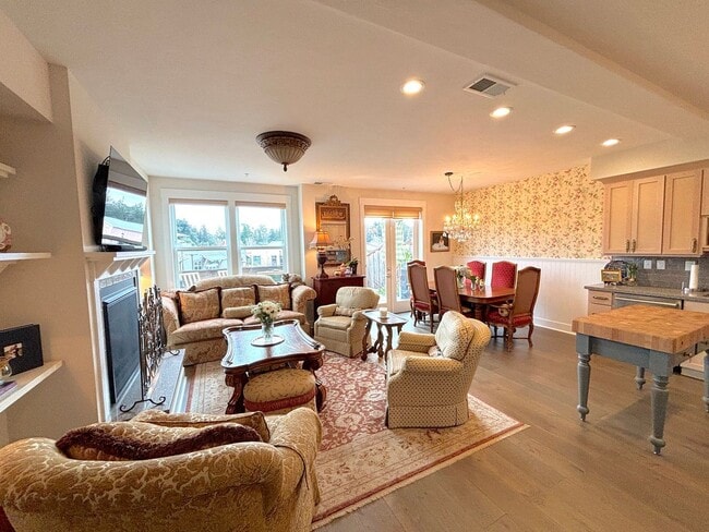 Building Photo - Charming 3-Bed, 2.5-Bath Townhouse in Apto...