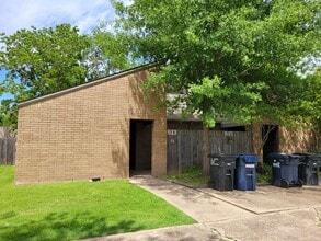 Building Photo - 613 Navarro Dr