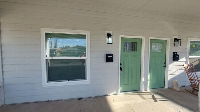Foto del edificio - FULLY remodeled Fresh paint , ready now!!!