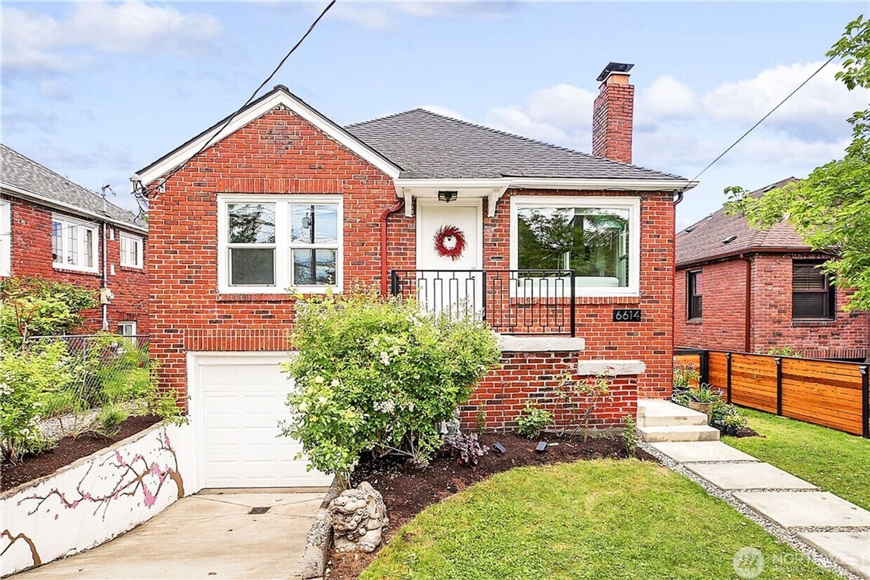 Foto principal - Charming 4 bed, 2 bath, fully fenced, cove...