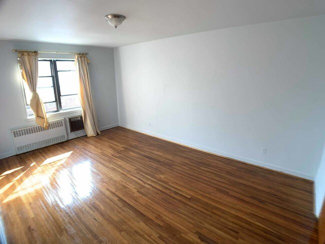 Foto del edificio - 637 E 83rd St