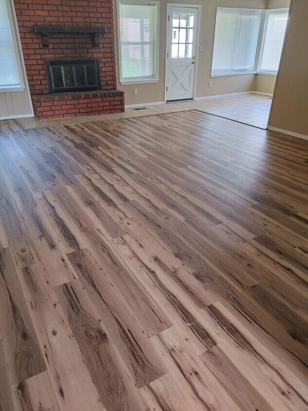 Building Photo - Nice sized 3 bedroom 2 full bath