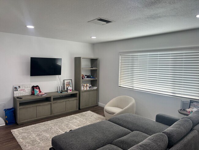 Foto del edificio - 3 bedroom, 2 bath with 2 bonus rooms and huge fenced yards!