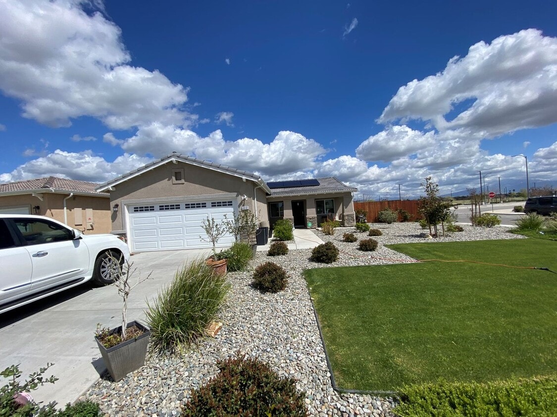 Foto principal - 4 Bed 2 Bath Home in NE Bakersfield!