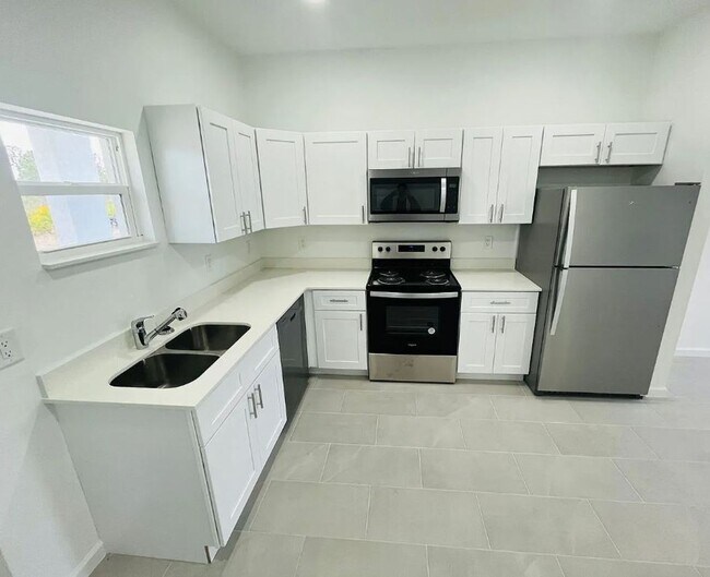 Foto del edificio - 2-bed/ 1-bath single home in the quiet and peaceful Alva!