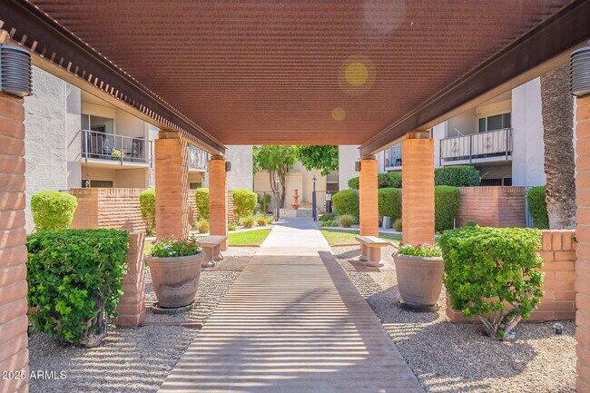 Foto del edificio - 4727 E Lafayette Blvd
