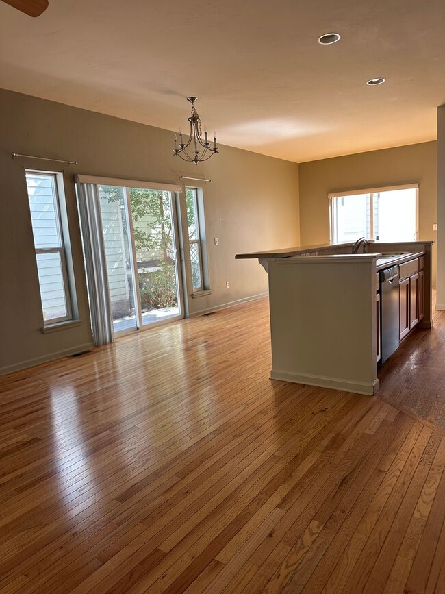 Building Photo - 2 Bedroom 2.5 Bath with 2 Car Garage
