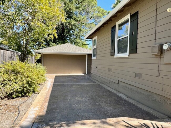 Foto del edificio - Charming single level home in Walnut Creek...