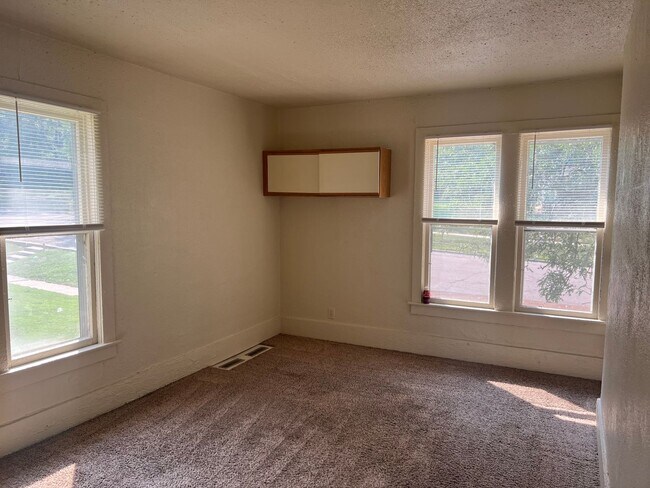 Building Photo - Upper Level 1 Bedroom, 1 Bathroom - Landlo...