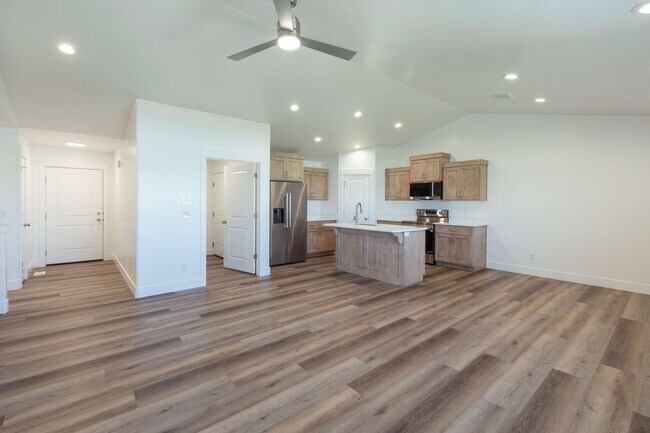 Foto del edificio - 5 BED 3 BATH HOME IN IDAHO FALLS WITH 2 STALL GARAGE, AC, FENCED YARD