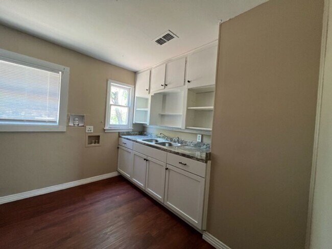 Foto del edificio - 1349 Graham St