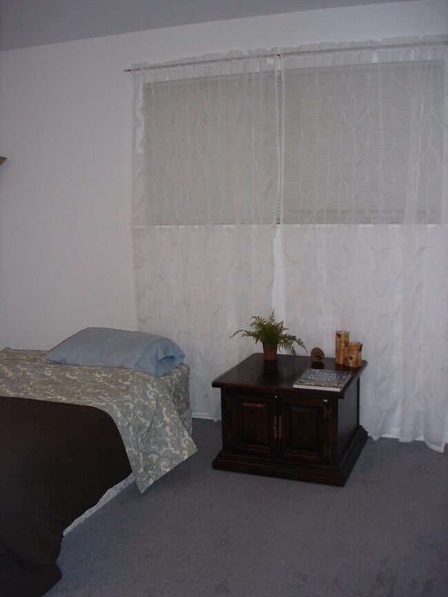 Spacious Bedroom - 124 Fidelity St