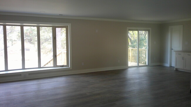 Building Photo - 115 Twin Lakes Dr