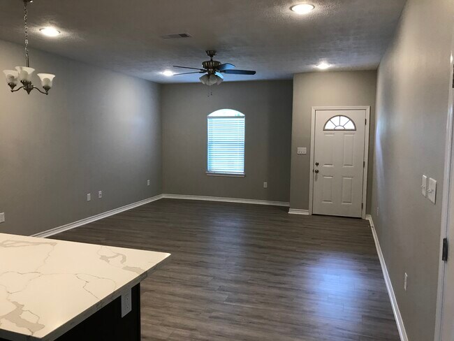 Building Photo - 425 Gage Ave
