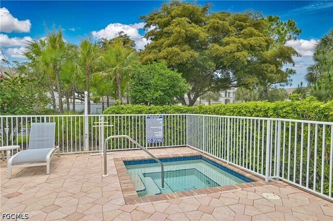 Foto del edificio - 5000 Royal Shores Dr