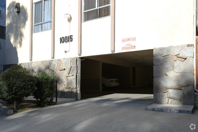 Entrada al estacionamiento cubierto - 10815 Rose Ave