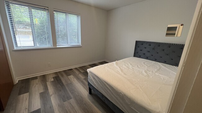 Foto del edificio - 3210 Orleans Dr