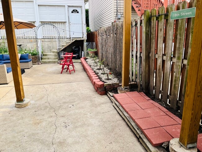 Building Photo - 2318 W 19th St