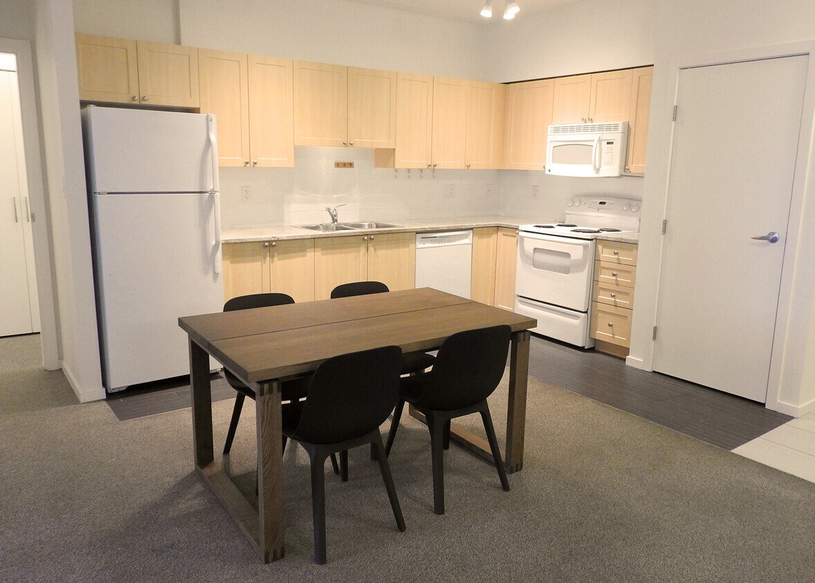 Photo du bâtiment - Furnished 2bd/2ba at UBC