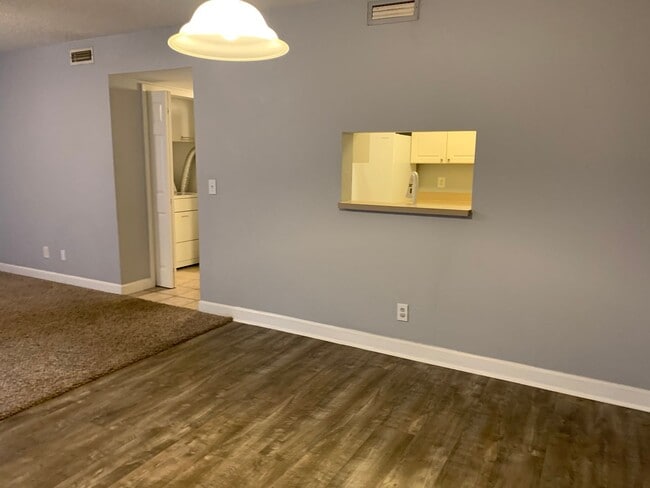 Building Photo - Nice Condo in the heart of Orange Park