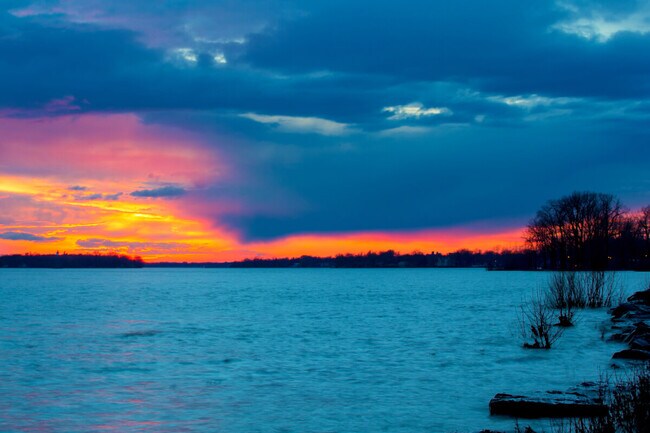Admire le coucher de soleil sur le lac Saint-Louis.