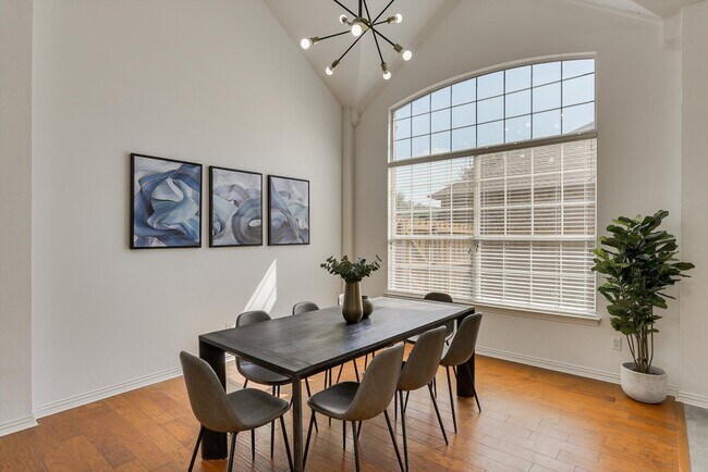 Foto del edificio - 2410 Shorewood Ct