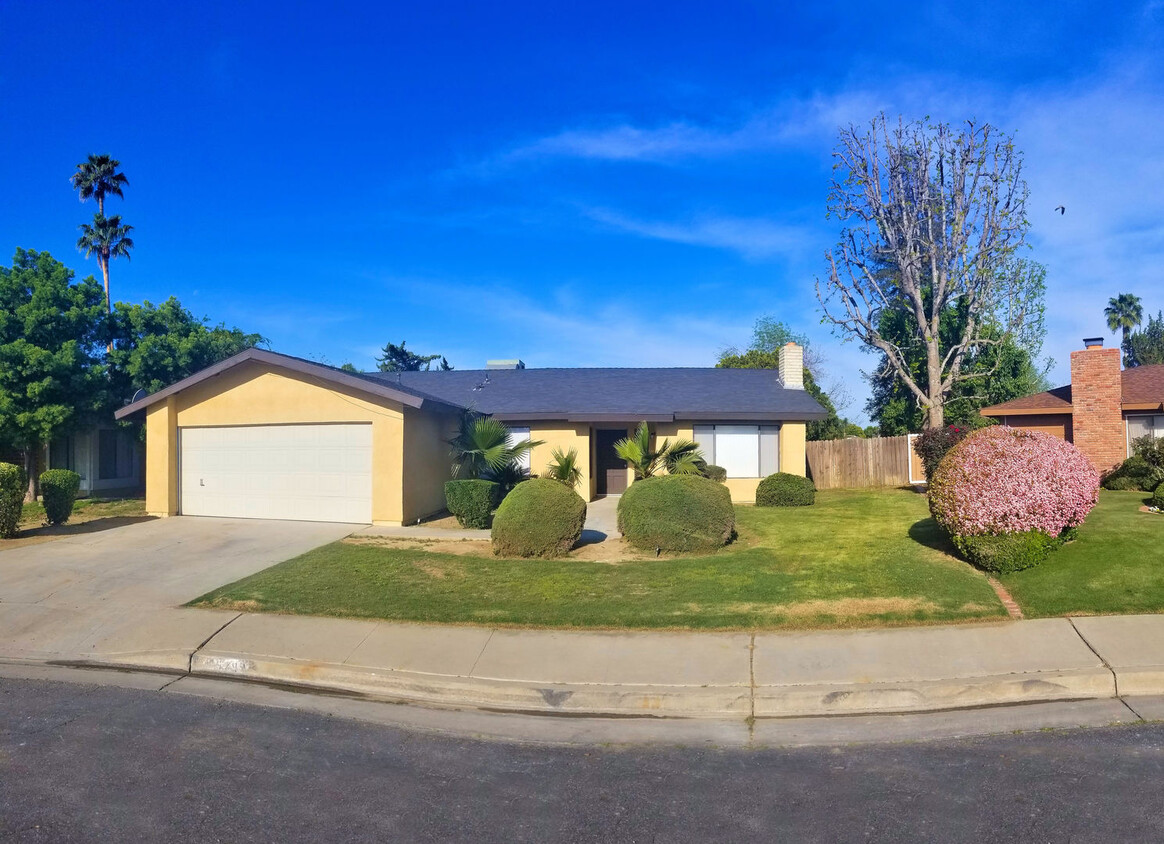 Primary Photo - Bright and Stylish Southwest Home with Pre...