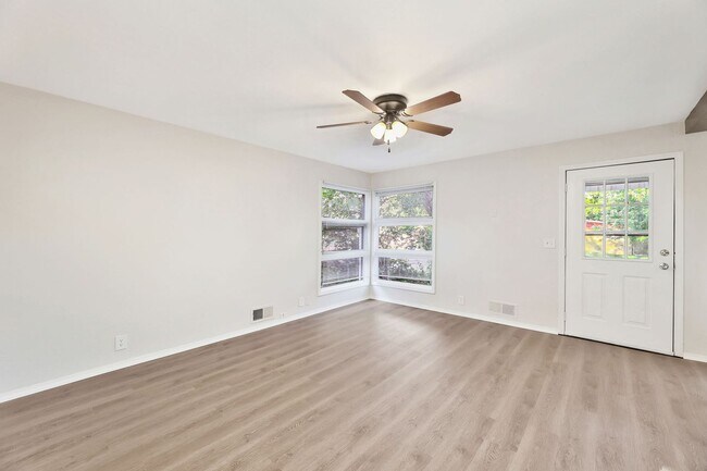 Foto del edificio - 6020 N E Pk Vw Dr