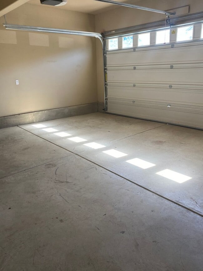 Building Photo - AVAILABLE SOON! 4bd/2.5ba Pet Friendly & S...