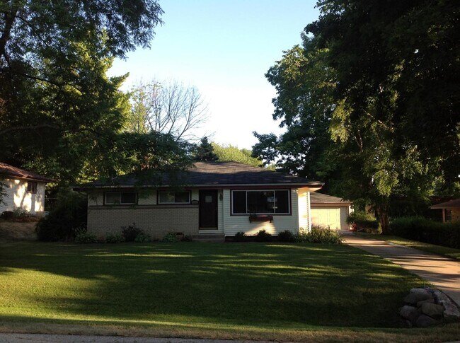 Building Photo - 4435 W Dunwood Rd