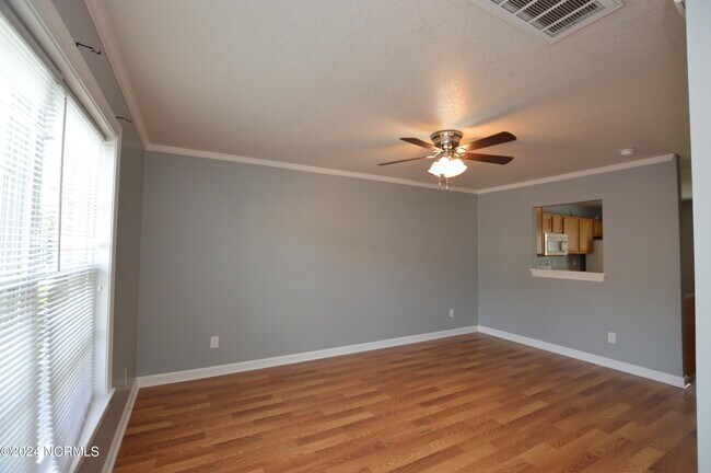 Foto del edificio - 905 Springwood Dr