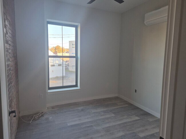 Foto del edificio - Downtown Claremont newly re-developed brick building with 2 Bed Luxury units, pet friendly!