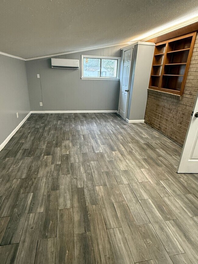 Foto del edificio - Newly Renovated 4 Bedroom 1.5 Bathroom Family Home