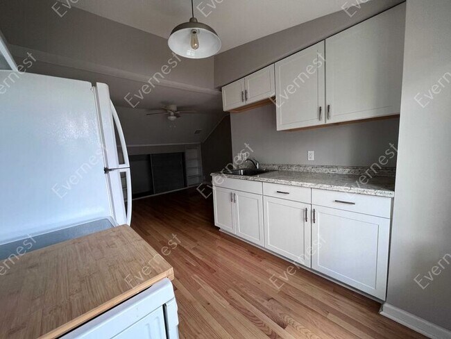 Foto del edificio - 1028 E Harry Ave